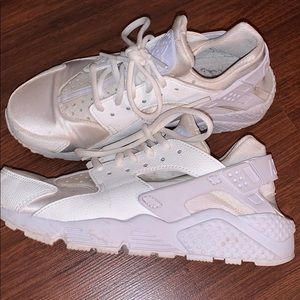 White Nike Huaraches